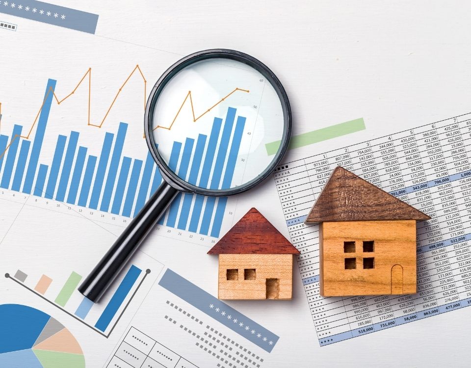 Graphiques de rendement et maquettes de maisons illustrant la déduction des charges et le calcul de l'amortissement pour une liasse fiscale LMNP.