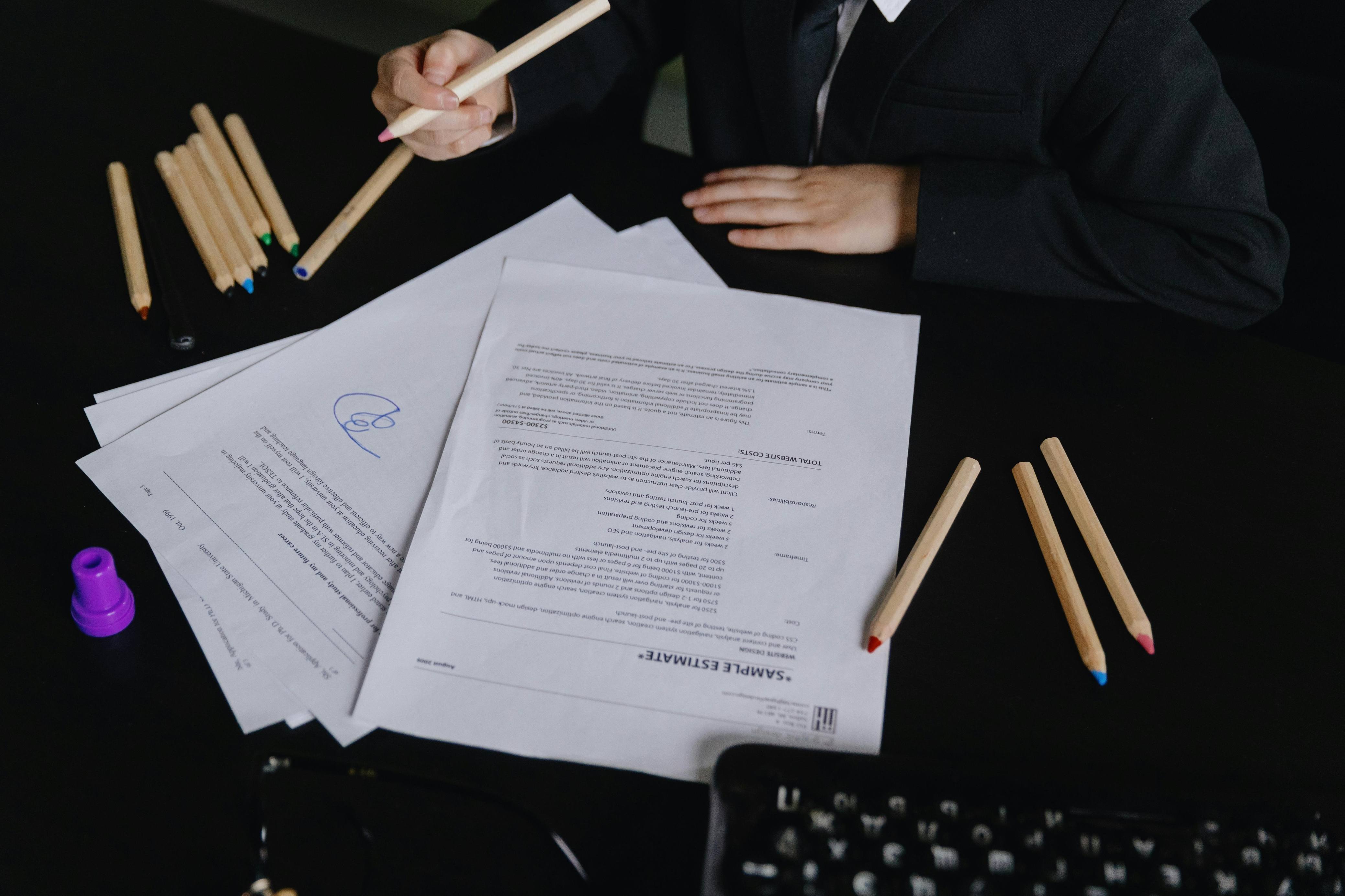 Employé remplissant la déclaration des loyers en s’aidant de ses annexes
