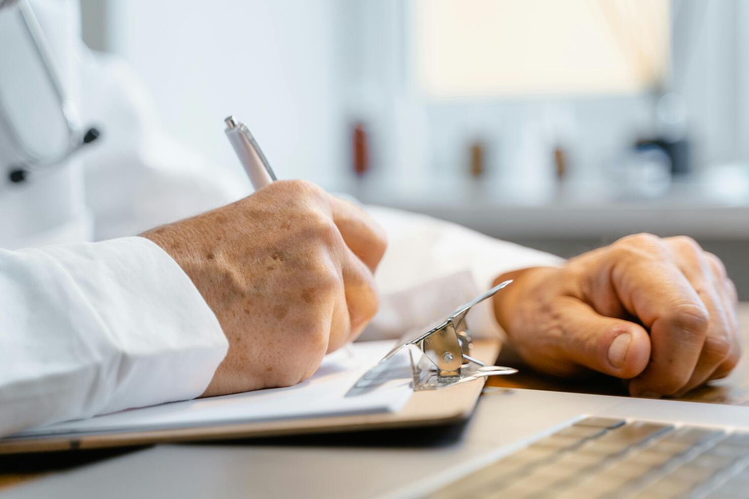Dépôt des comptes au greffe sur poste de travail à la main