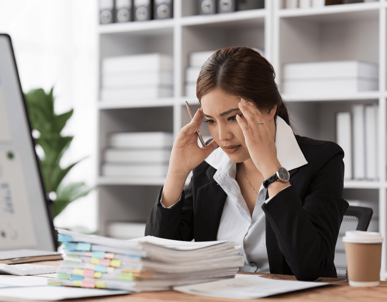 Dirigeante pensive face à ses bilans financiers, en train de vérifier la déduction des charges et le calcul du résultat fiscal avant de compléter sa déclaration 2031.
