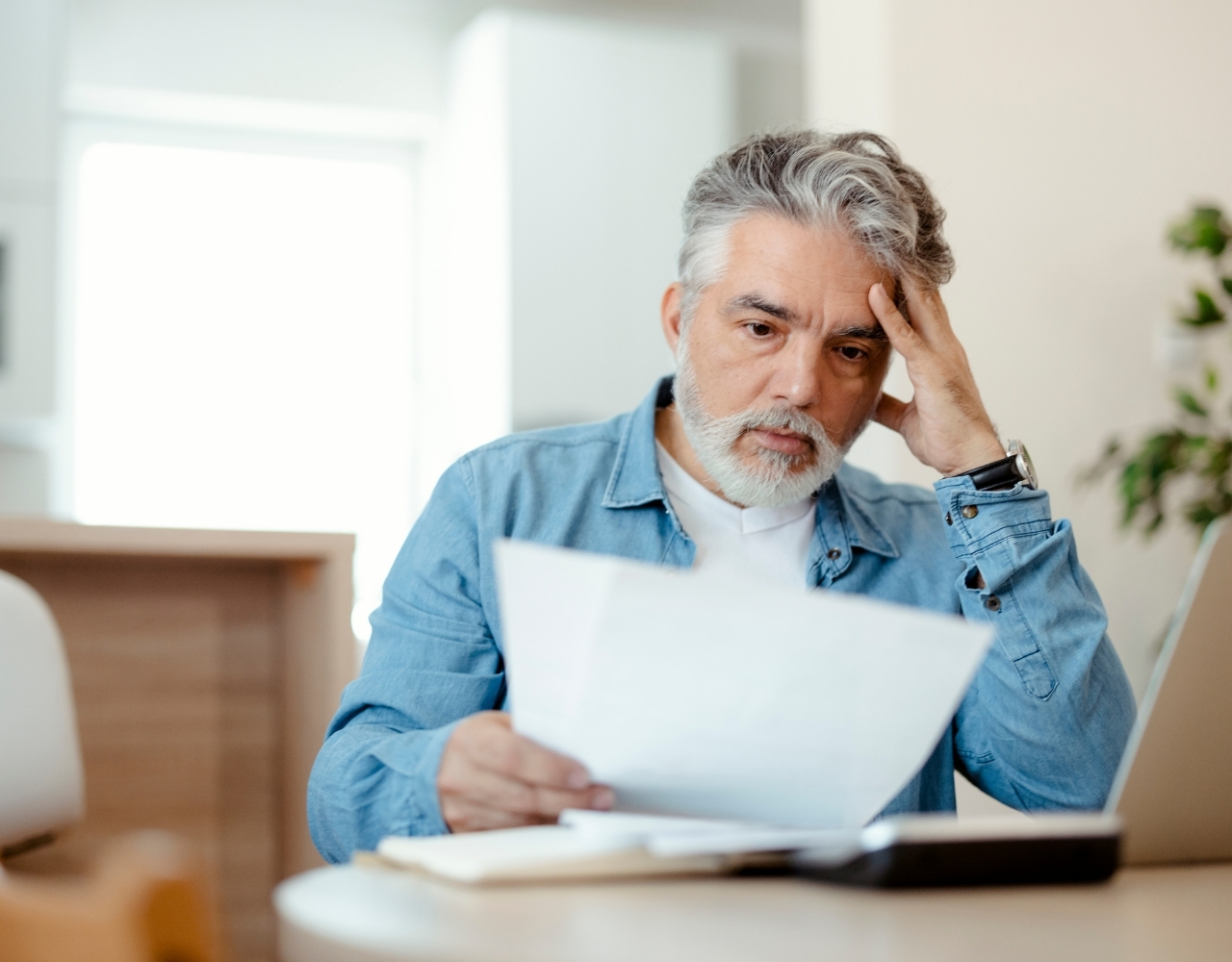 Indépendant vérifiant ses documents comptables pour relier sa déclaration de revenus personnelle à sa liasse fiscale Teledec.