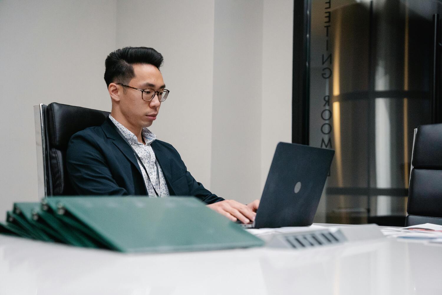 Formulaire 2072 SCI complété à l’écran par un entrepreneur au bureau