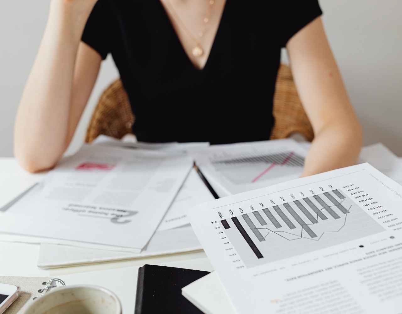 Chef d'entreprise relisant ses tableaux financiers et sa liasse fiscale IS avant l'envoi de la déclaration 2065 sur Teledec.